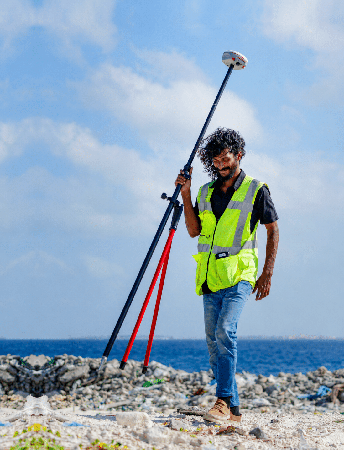Géomètre-topographe sur le terrain avec récepteur GNSS RTK sur canne